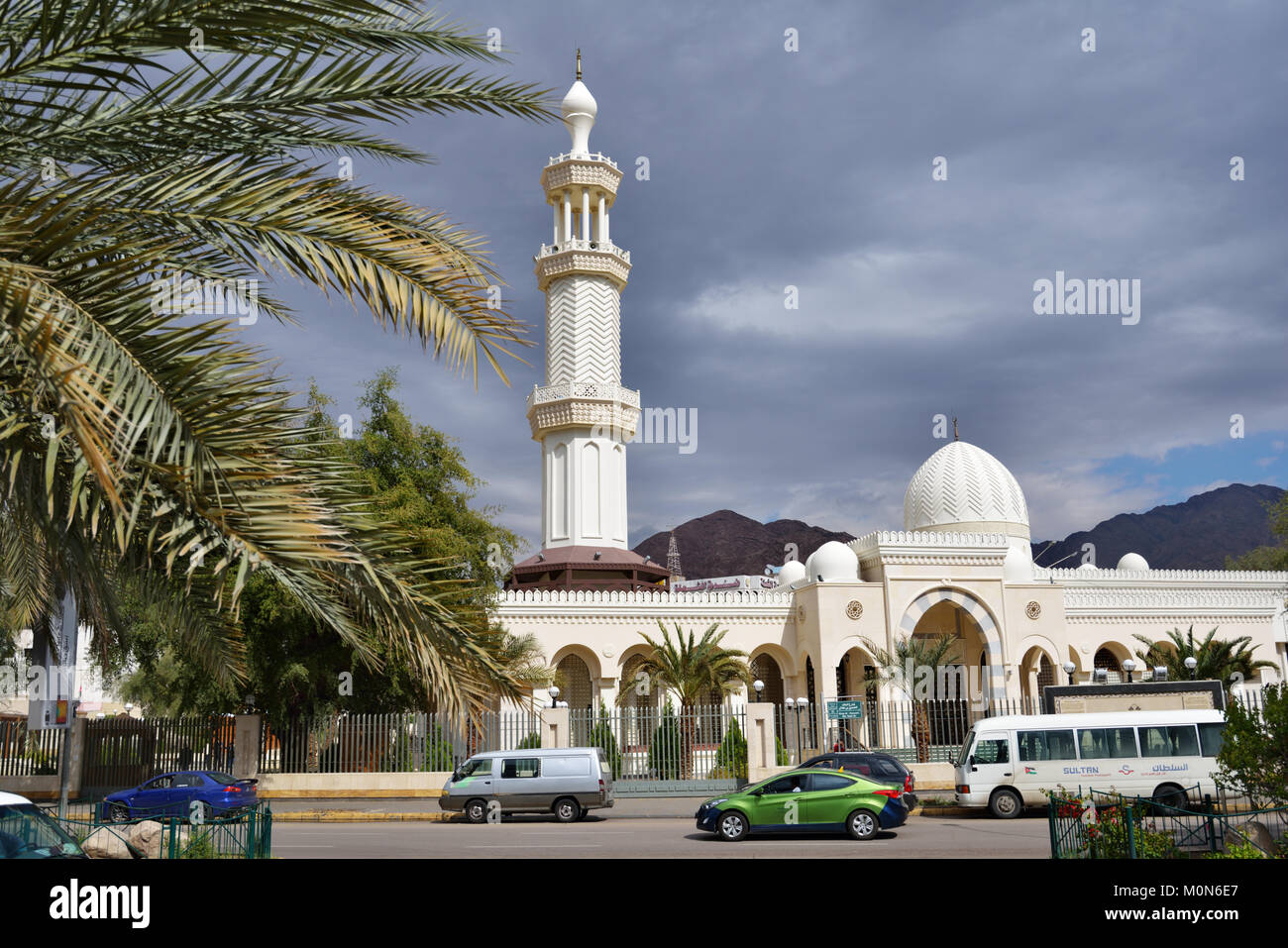Aqaba Giordania - Marzo 14, 2014: la gente vicino alla Al Sharif Hussein Bin Ali moschea in un giorno di primavera. La moschea è stata costruita nel 1975 e nel 2011 fu ren Foto Stock