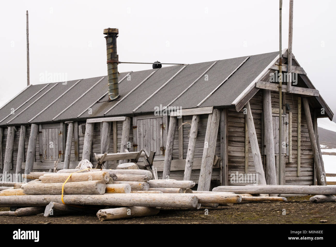 Bamsebu vecchia di caccia alle balene Beluga hut sul telecomando costa artica in estate. Ahlstrandhalvoya, Bellsund, isola Spitsbergen, arcipelago delle Svalbard, Norvegia Foto Stock