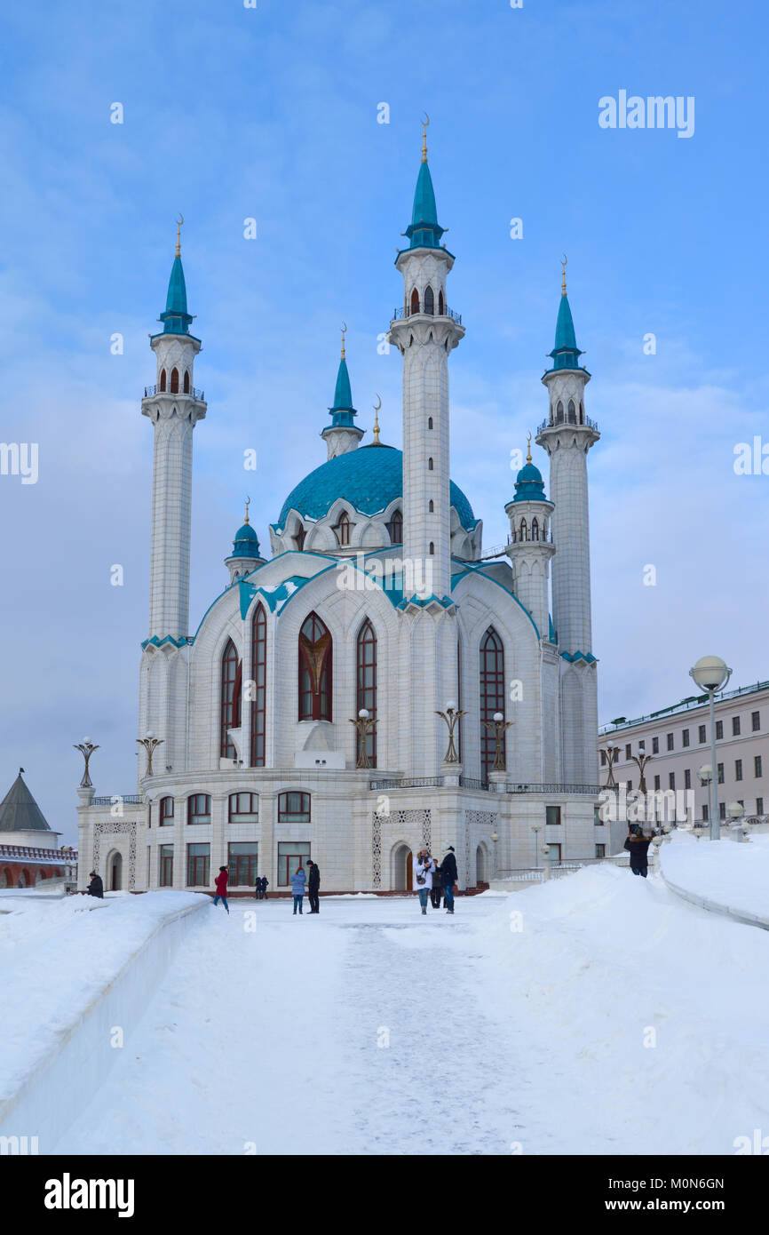 Kazan, Russia - 4 Gennaio 2015: Le persone sotto la Qol Sharif moschea nel Cremlino di Kazan. È stato costruito nel 1996-2005 in memoria del leggendario xvi centur Foto Stock