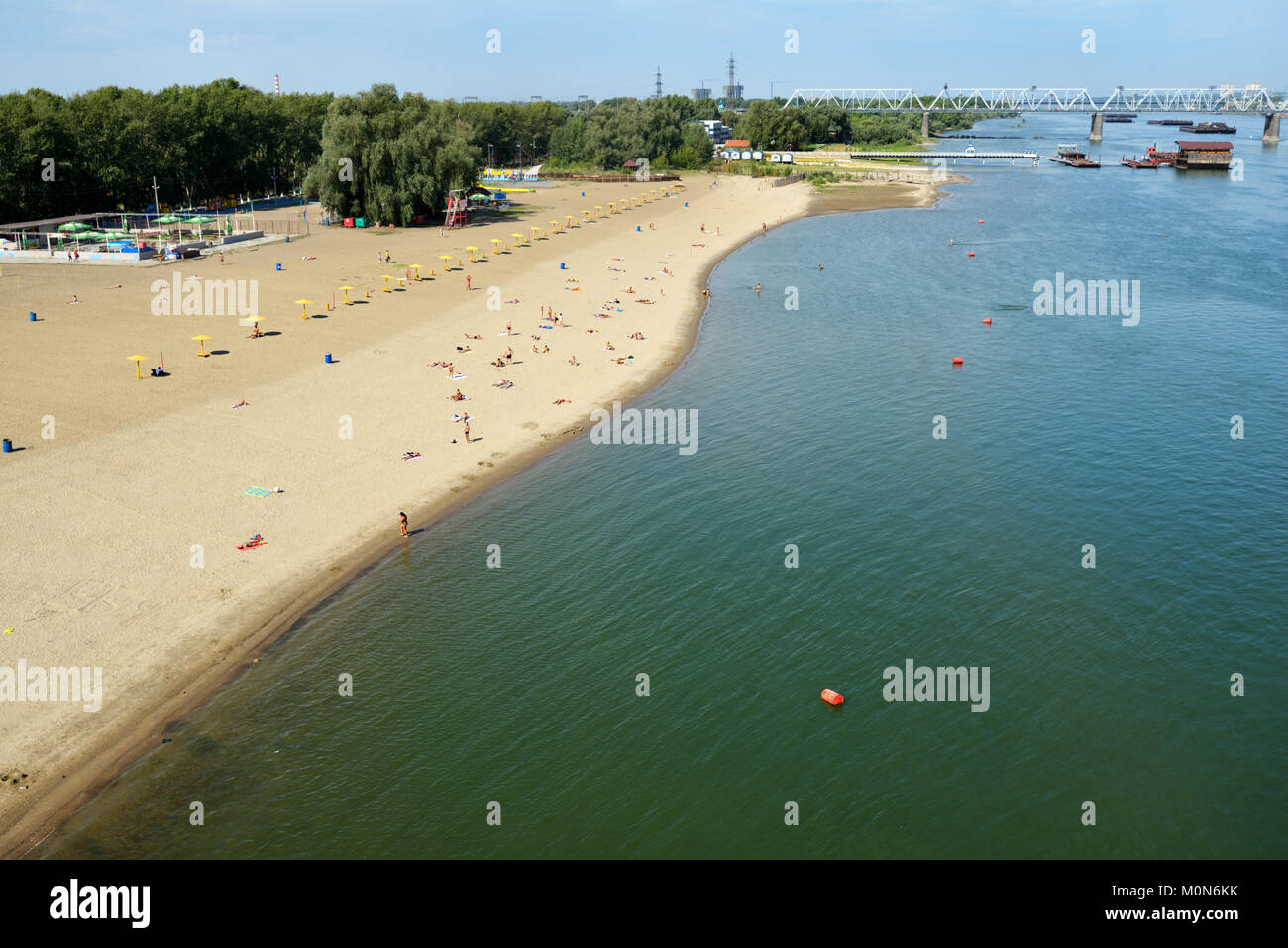 Novosibirsk, Russia - 24 agosto 2014: Persone in appoggio sulla spiaggia Nautilus sulla riva sinistra del fiume Ob. È la città principale spiaggia della Siberia capit Foto Stock