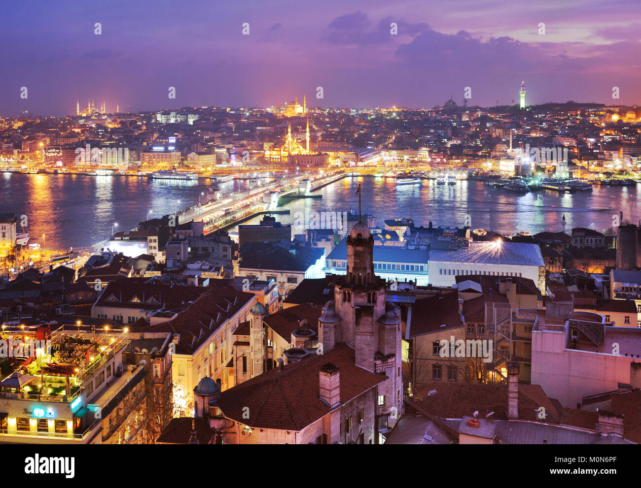 Istanbul, Turchia - 12 Marzo 2014: vista notturna al Golden Horn bay e il ponte Galata. Costruito nel 1992, il ponte è ora un luogo dove i locali raccogliere t Foto Stock