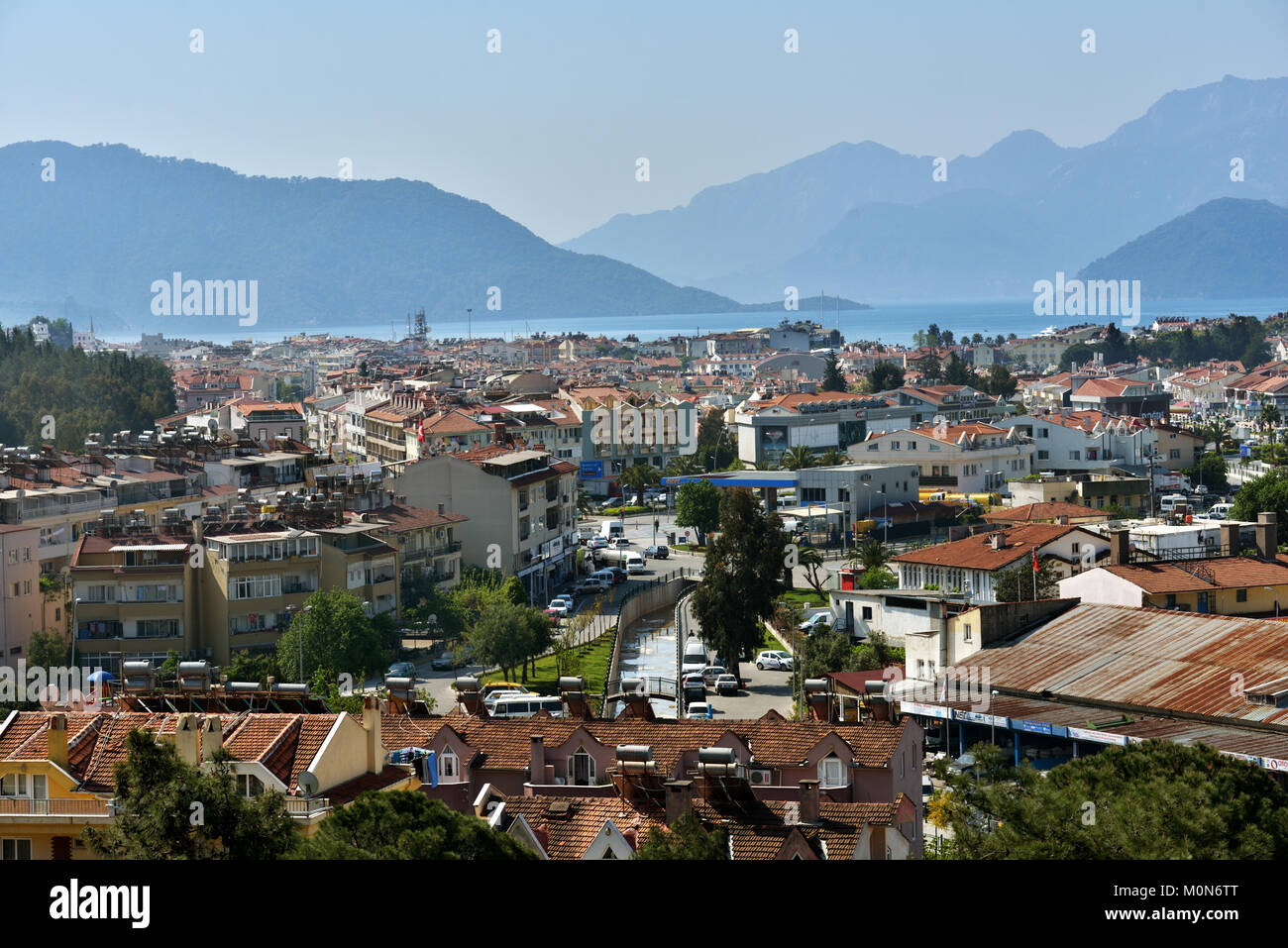 Marmaris, Turchia - Aprile 4, 2014: la città e la baia di Marmaris. Popolazione della città aumenta 10 volte durante la stagione turistica e la sua vita notturna r Foto Stock