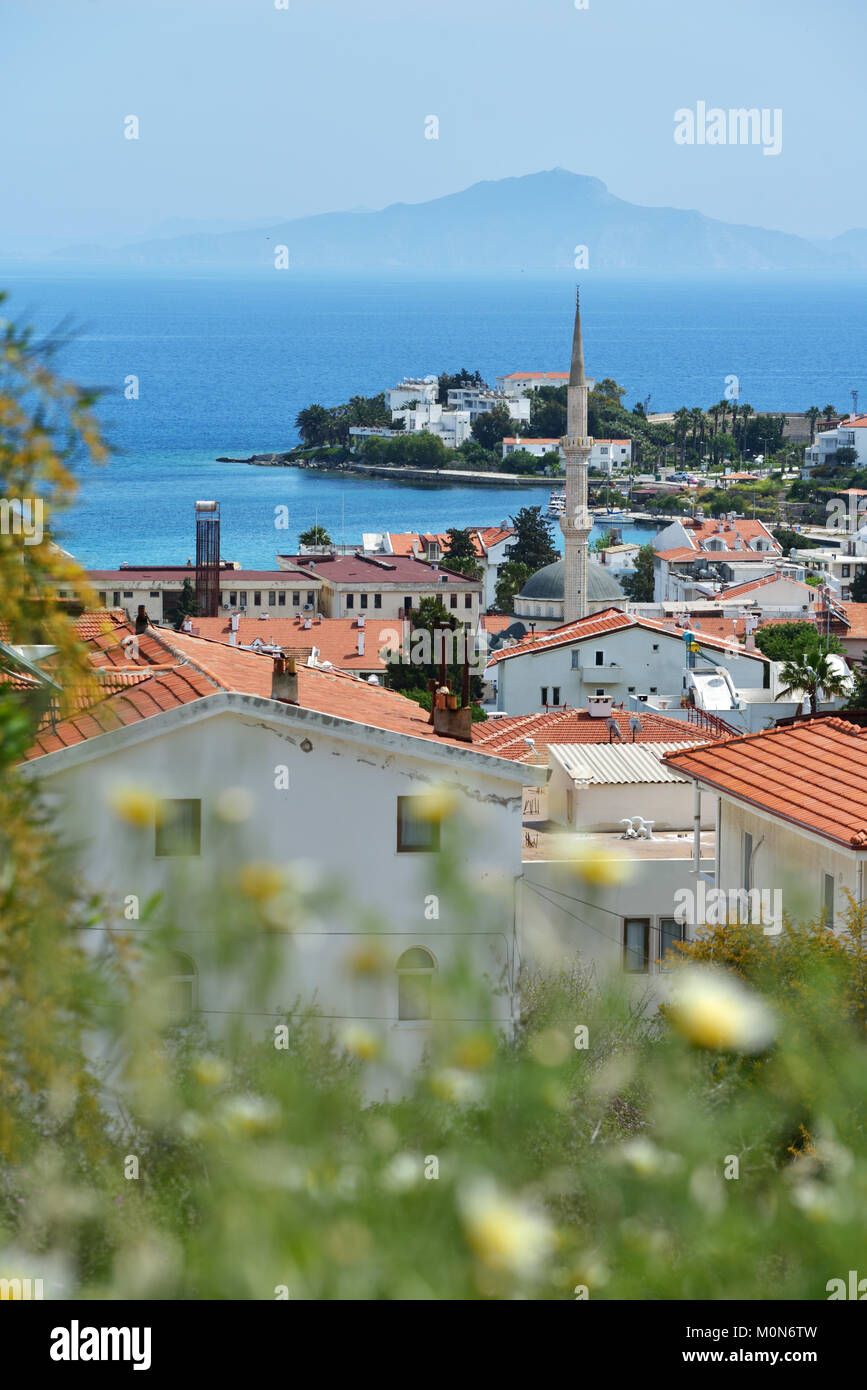 Datca, Turchia - Aprile 4, 2014: isola greca e la costa mediterranea della penisola di Datca. Il litorale di Datca esegue circa 235 km e si compone di 52 bi Foto Stock