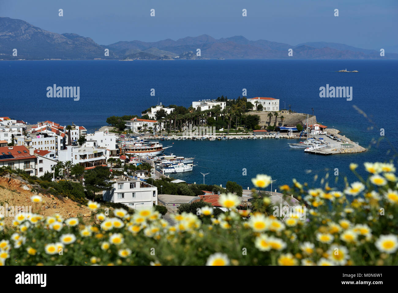 Datca, Turchia - Aprile 4, 2014: Vista della costa mediterranea di Datca peninsula. Il litorale di Datca esegue circa 235 km e si compone di 52 grandi e sma Foto Stock