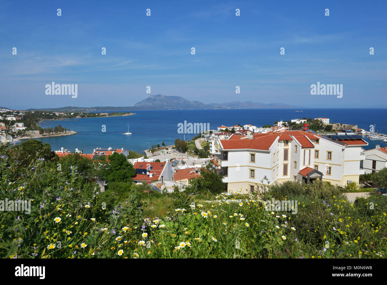 Datca, Turchia - Aprile 4, 2014: Vista della costa mediterranea di Datca peninsula. Il litorale di Datca esegue circa 235 km e si compone di 52 grandi e sma Foto Stock