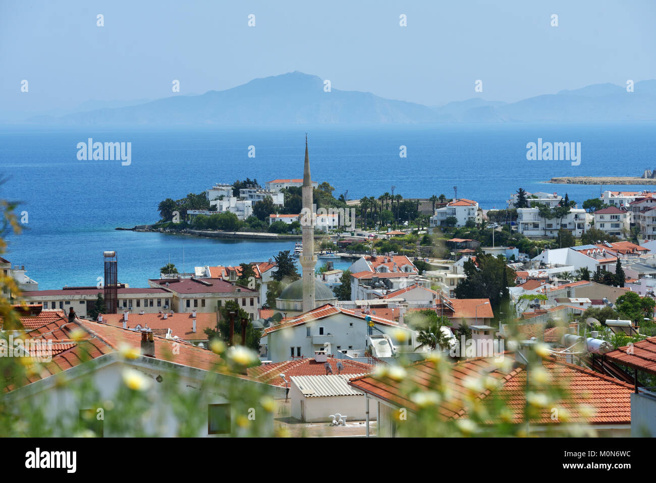 Datca, Turchia - Aprile 4, 2014: isola greca e la costa mediterranea della penisola di Datca. Il litorale di Datca esegue circa 235 km e si compone di 52 bi Foto Stock