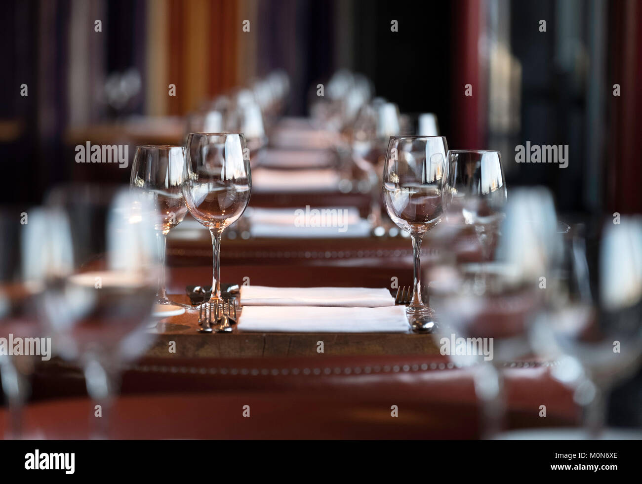 Vista della fila di bicchieri di vino di tabelle in un ristorante Foto Stock