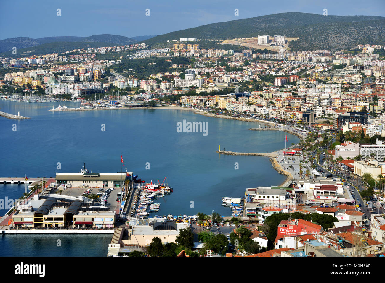 Kusadadi, Turchia - 7 Aprile 2014: vista aerea per la baia e la città. Molte navi da crociera visitare Kusadasi porto e la maggior parte degli ospiti di crociera sono intereste Foto Stock