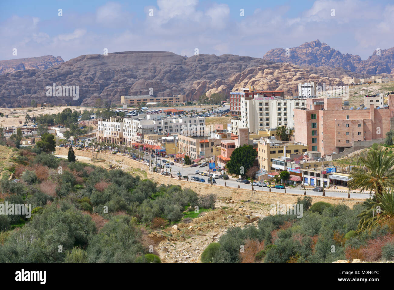 Wadi Musa, Giordania - Marzo 15, 2014: Cityscape di Wadi Musa. È la città più vicina al sito archeologico di Petra e ospita molti alberghi e resta Foto Stock