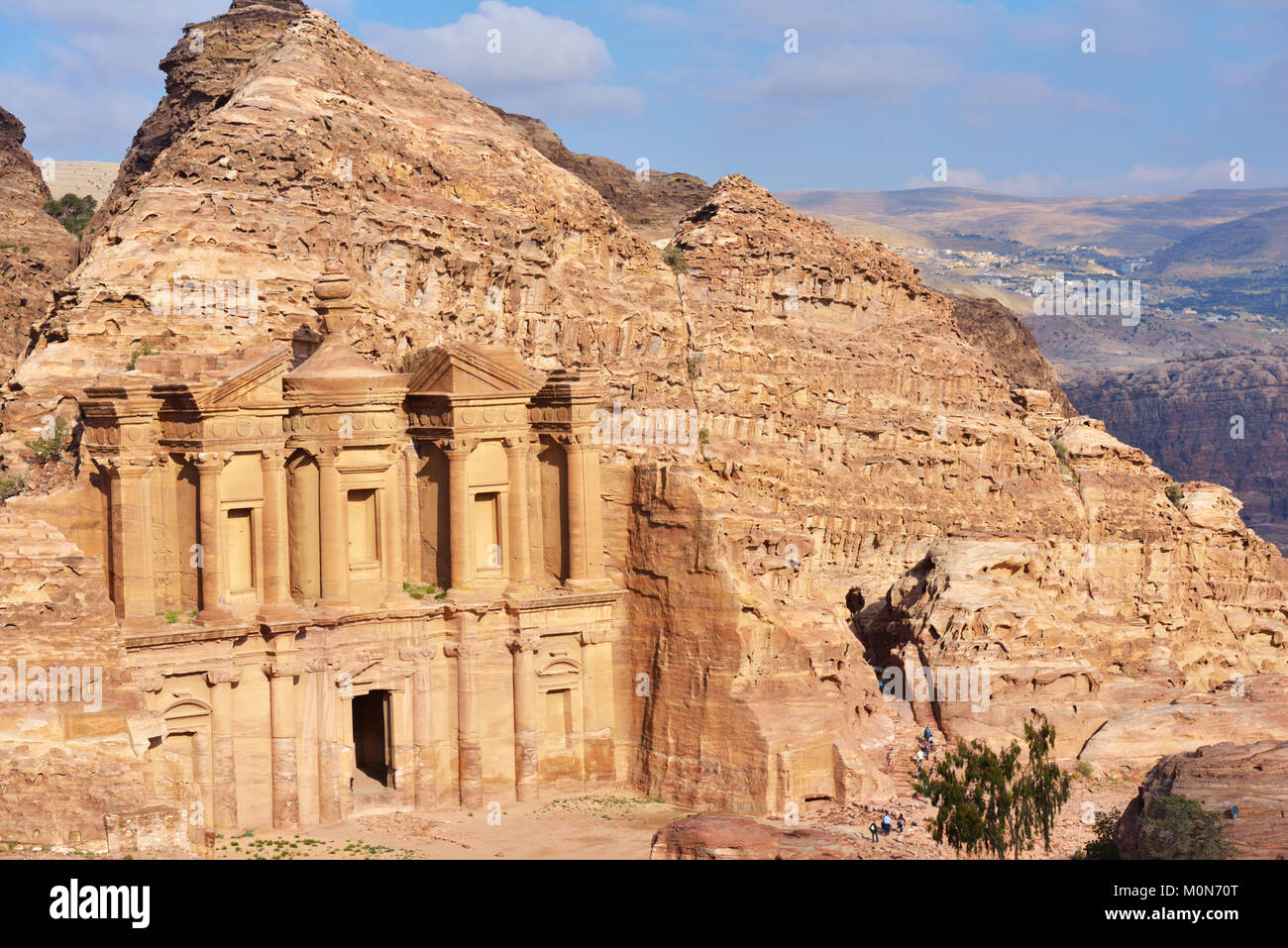 Petra, Giordania - Marzo 15, 2014: turisti nei pressi del Monastero Petra il più grande monumento. Dal 1985, Petra è elencato come patrimonio mondiale dell UNESCO Foto Stock