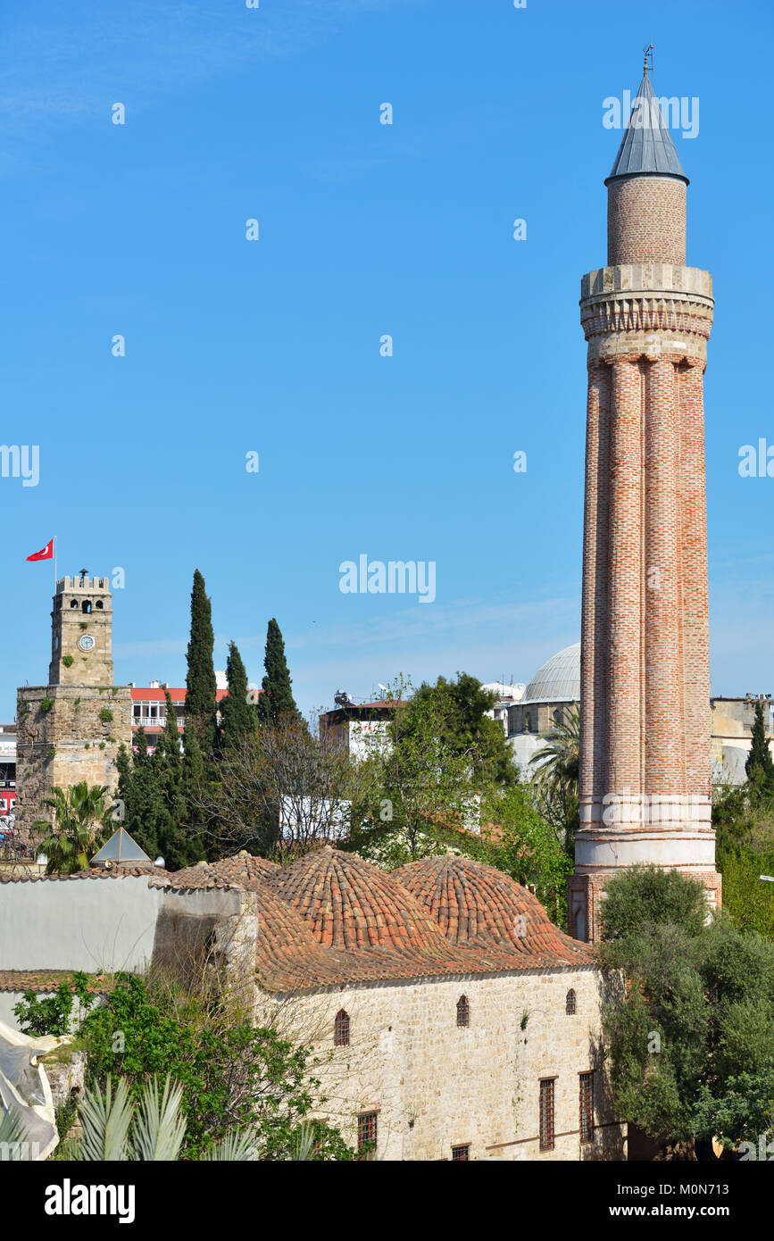 Antalya, Turchia - Marzo 26, 2014: Minareto Yivli moschea e la torre dell orologio in Antalya. Costruito nel XIV secolo, questo 38 metri alto minareto è ora il simbolo Foto Stock