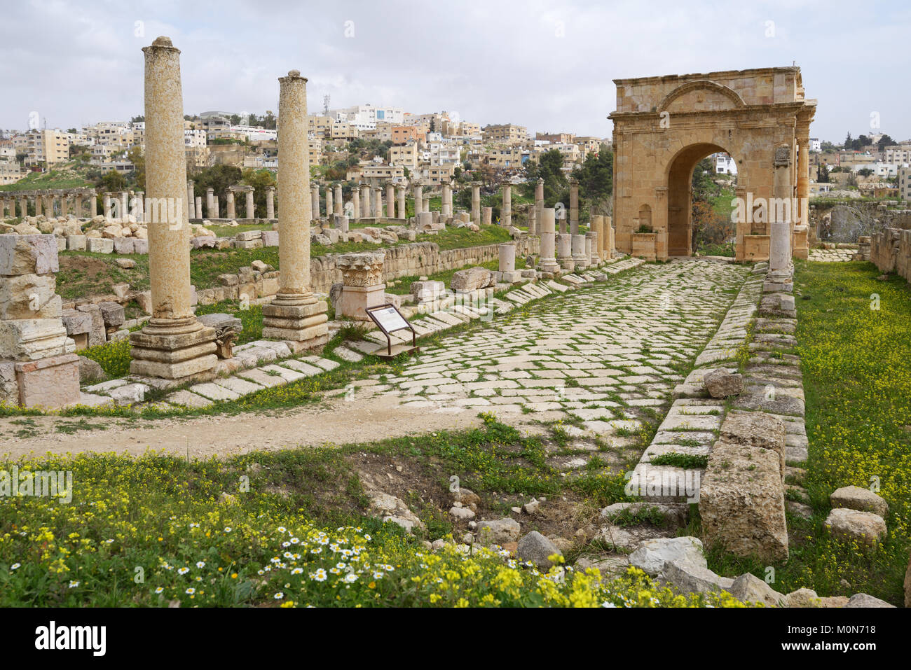 Jerash, Giordania - Marzo 18, 2014: Nord Tetrapylon nell'antica città di Jerash. Dal 2004, Jerash città archeologica è incluso nell'UNESCO Tentativ Foto Stock