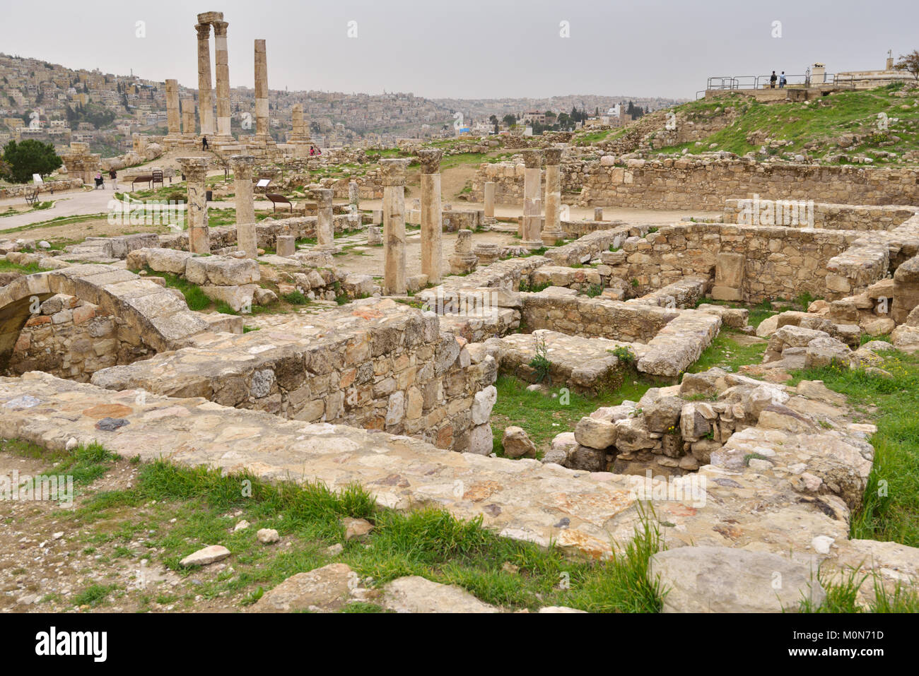 Amman, Giordania - Marzo 17, 2014: i ruderi della chiesa bizantina e il Tempio di Ercole su Citadel Hill. Le rovine sulla collina di oggi sono romano th Foto Stock
