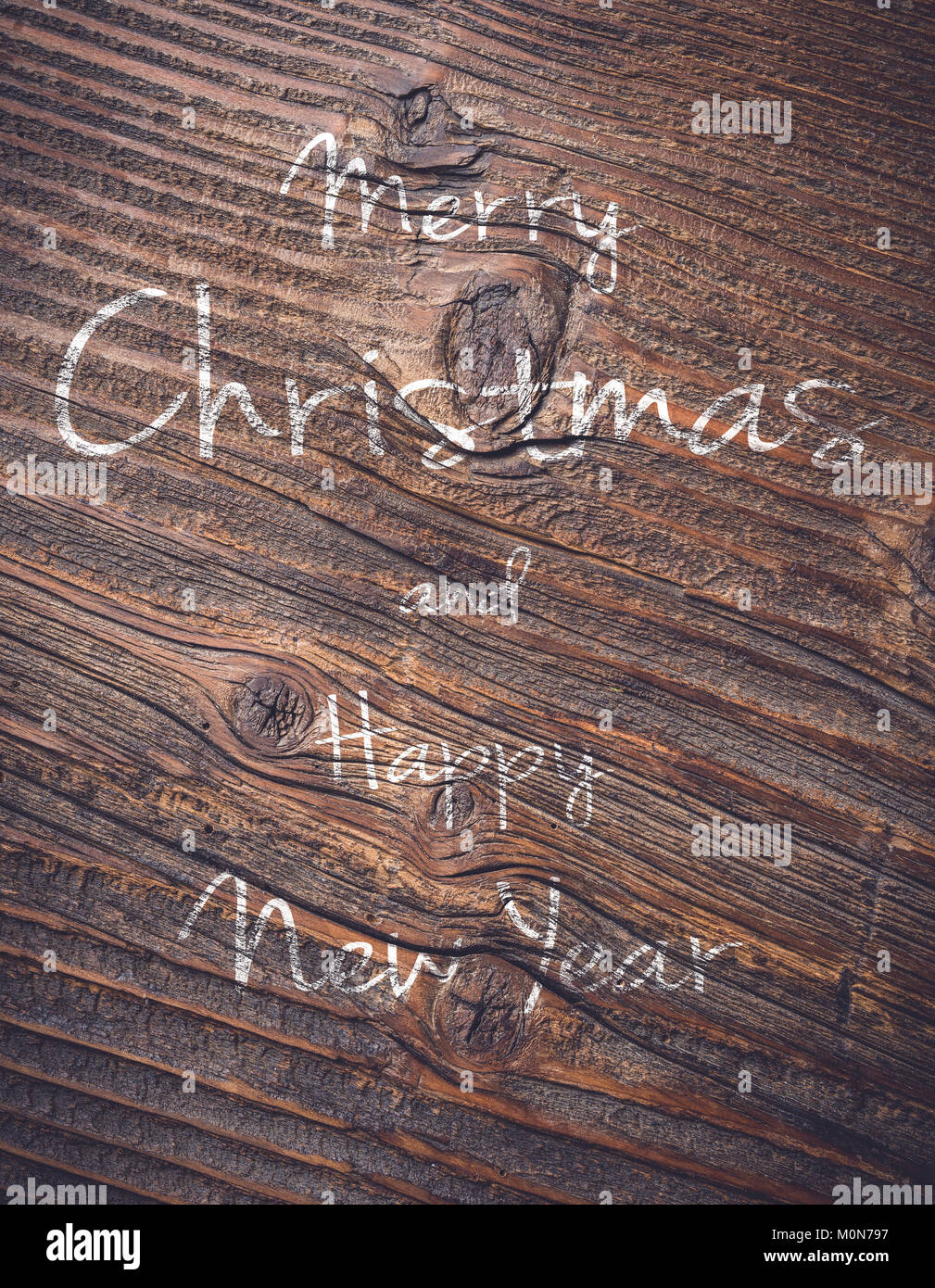 Auguri di Natale su un vecchio ceppo di legno. Foto Stock