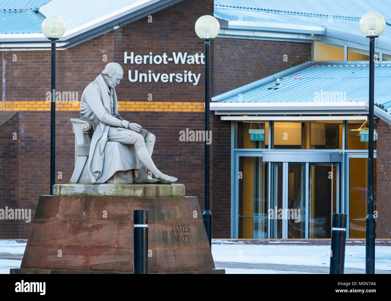 Vista della statua di James Watt al di fuori dell Università Heriot-Watt in Edimburgo, Scozia, Regno Unito Foto Stock