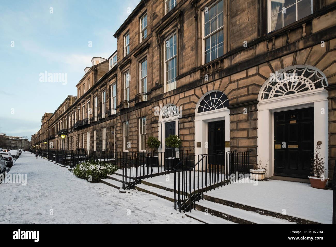 Vista di Heriot Row street in inverno con innevamento in Edinburgh New Town, Scotland, Regno Unito Foto Stock