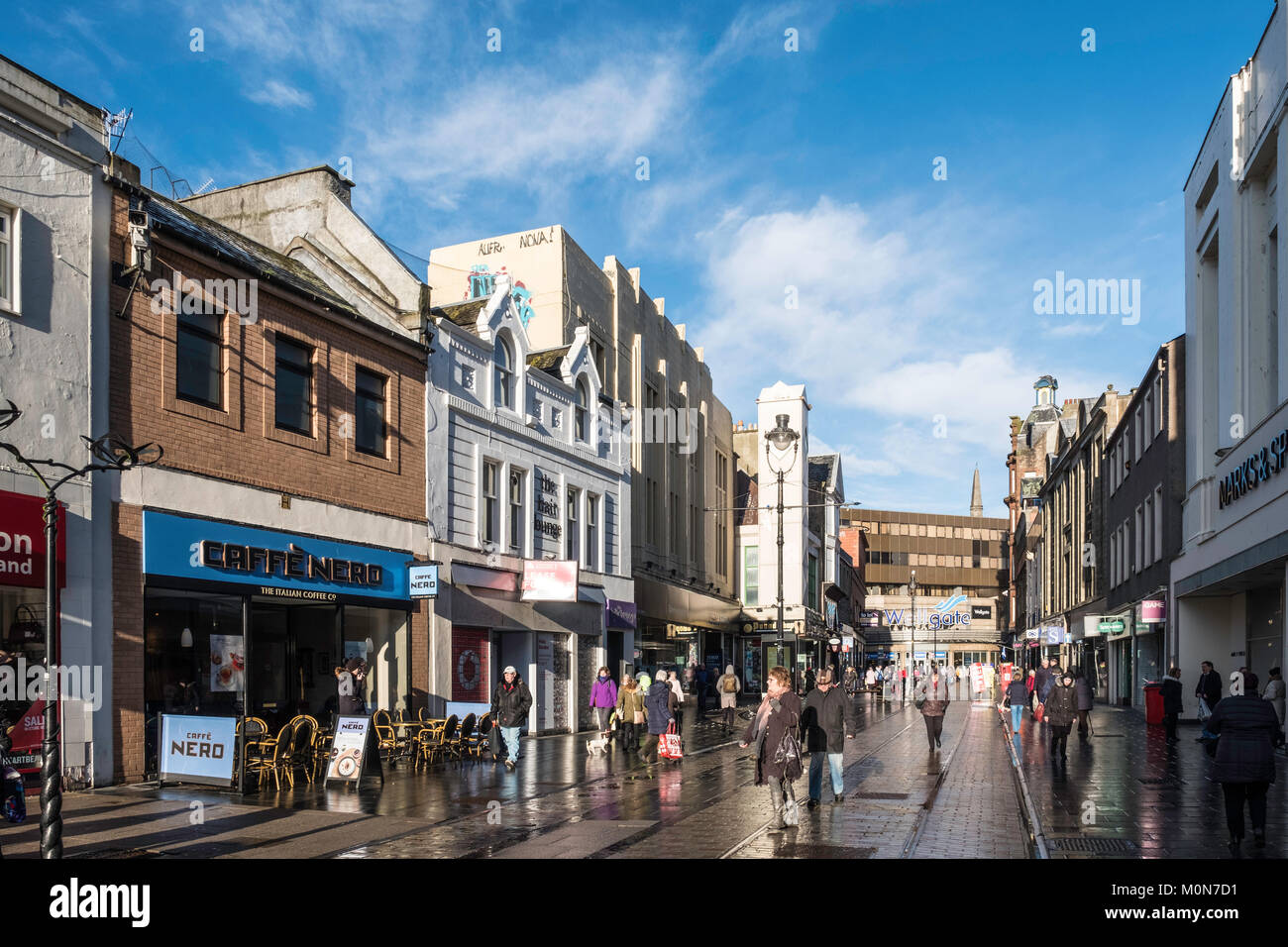 Vista lungo Murraygate strada pedonale verso il Wellgate shopping centre in Scozia, Regno Unito Foto Stock