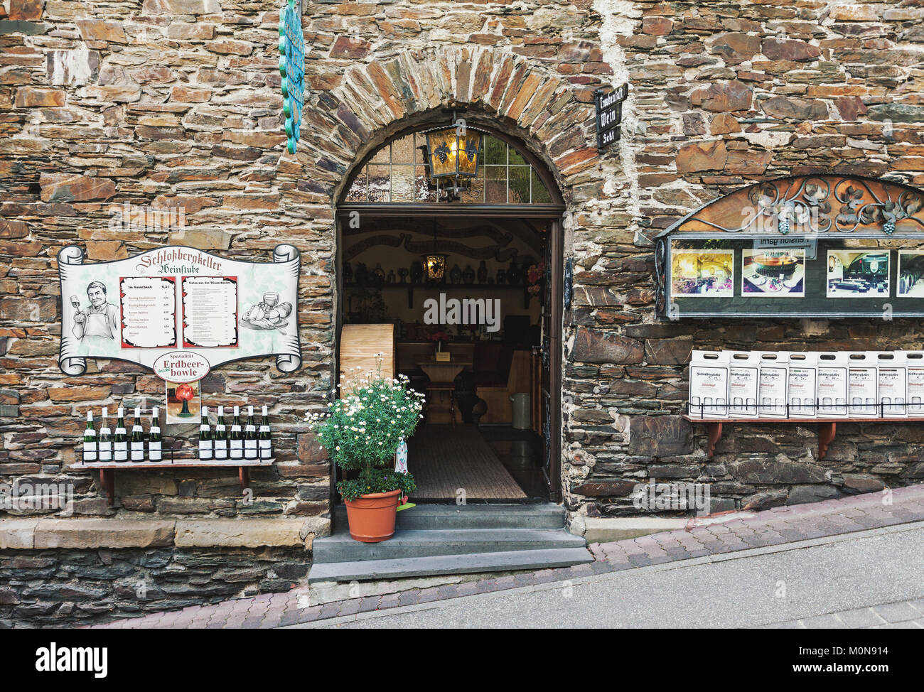 Ingresso della tradizionale Mosel Wine ristorante e negozio di Cochem, vino popolare e di villeggiatura in Germania. Foto Stock