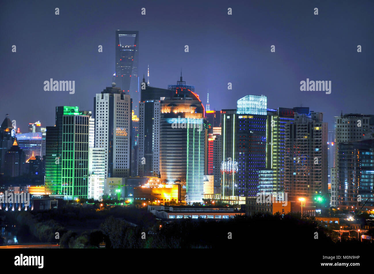 Lo skyline di Shanghai di notte Foto Stock