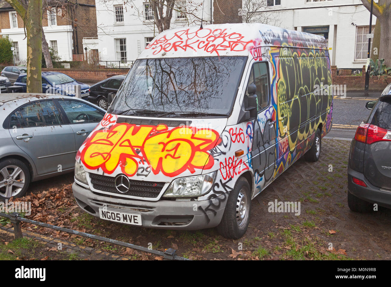 London Southwark un graffiti-coperti van parcheggiato a Holly Grove, Peckham Foto Stock