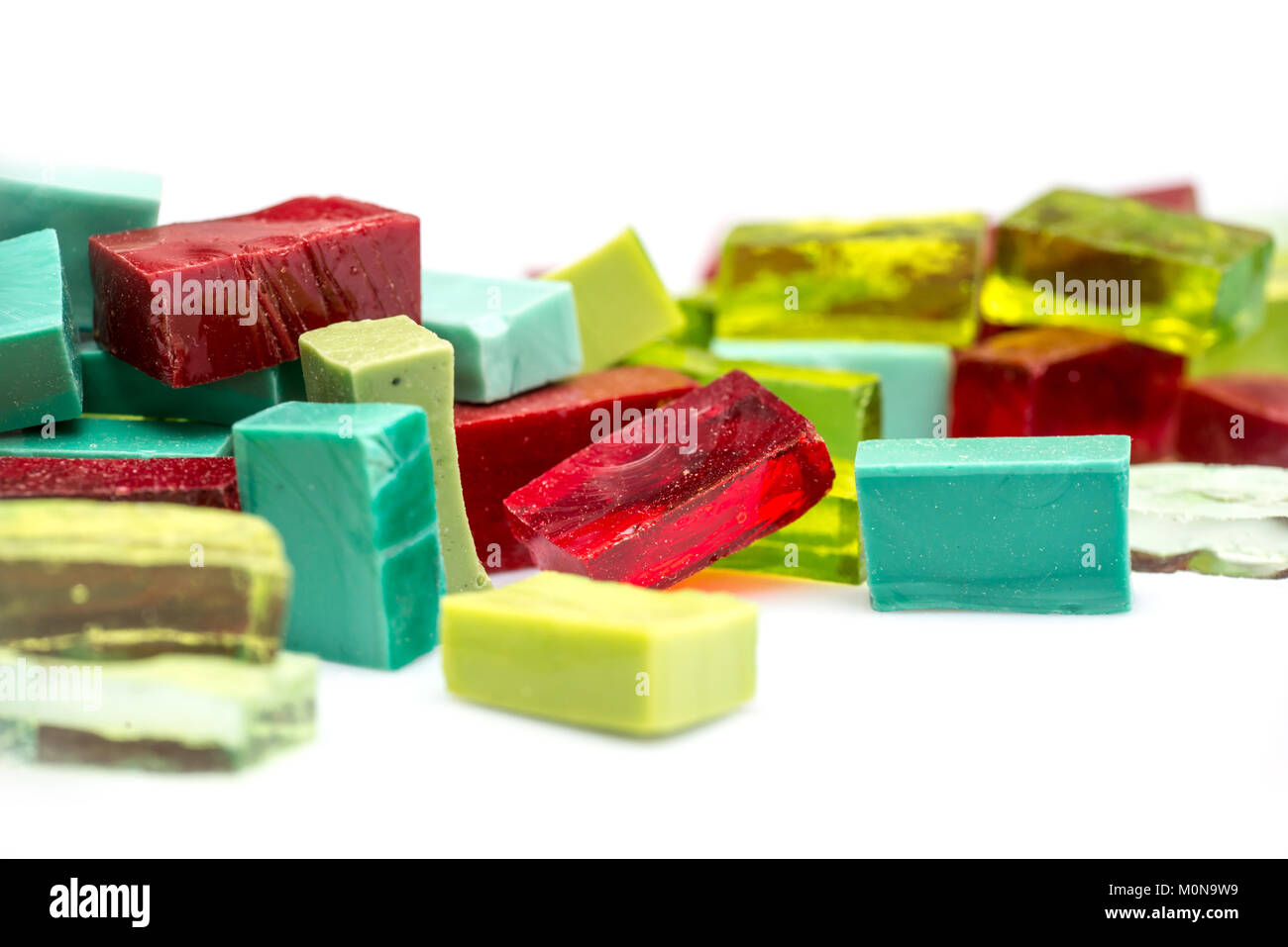 Pila di vetro coloful piastrelle a mosaico su sfondo bianco Foto Stock