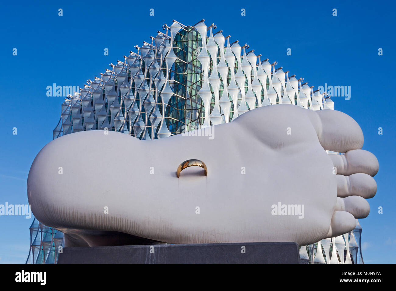 Londra, Battersea Simon Fujiwara 'romanica scultura' 'Moderne matrimonio" di fronte alla nuova ambasciata americana a Nine Elms Foto Stock