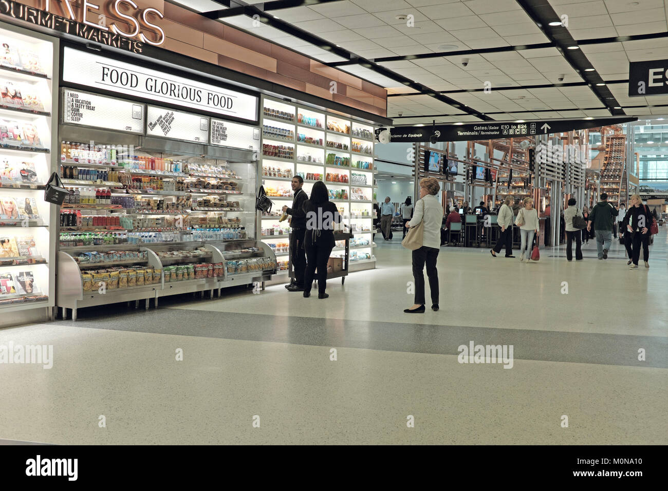 Magazzino automatizzato nel mezzo del terminale e in Houston Aeroporto internazionale richiede la scelta di voci quindi auto-acquista presso un registro automatizzato. Foto Stock