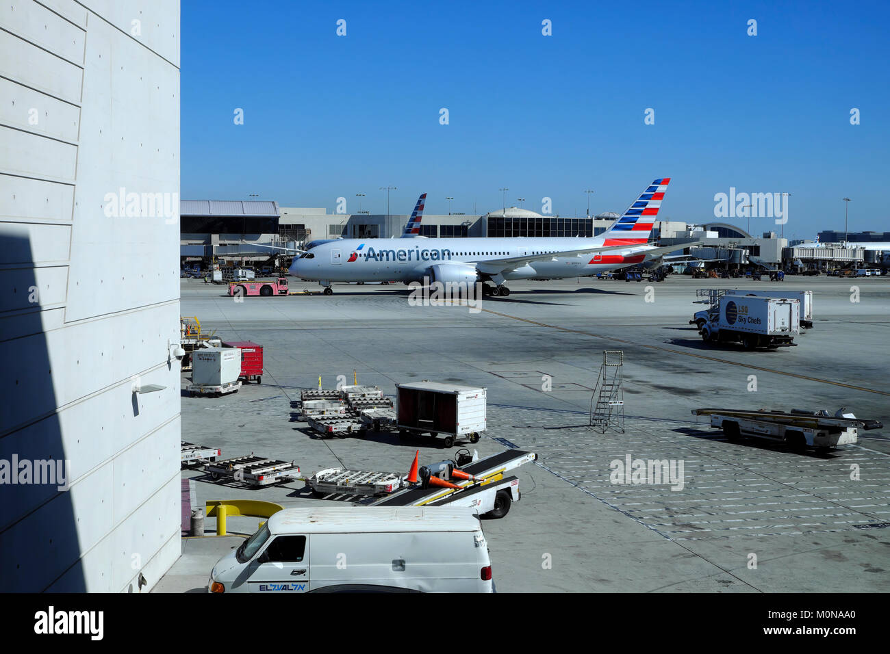 American Airlines piano permanente sulla pista di essere serviti prima del decollo al LAX Airport di Los Angeles, California USA KATHY DEWITT Foto Stock