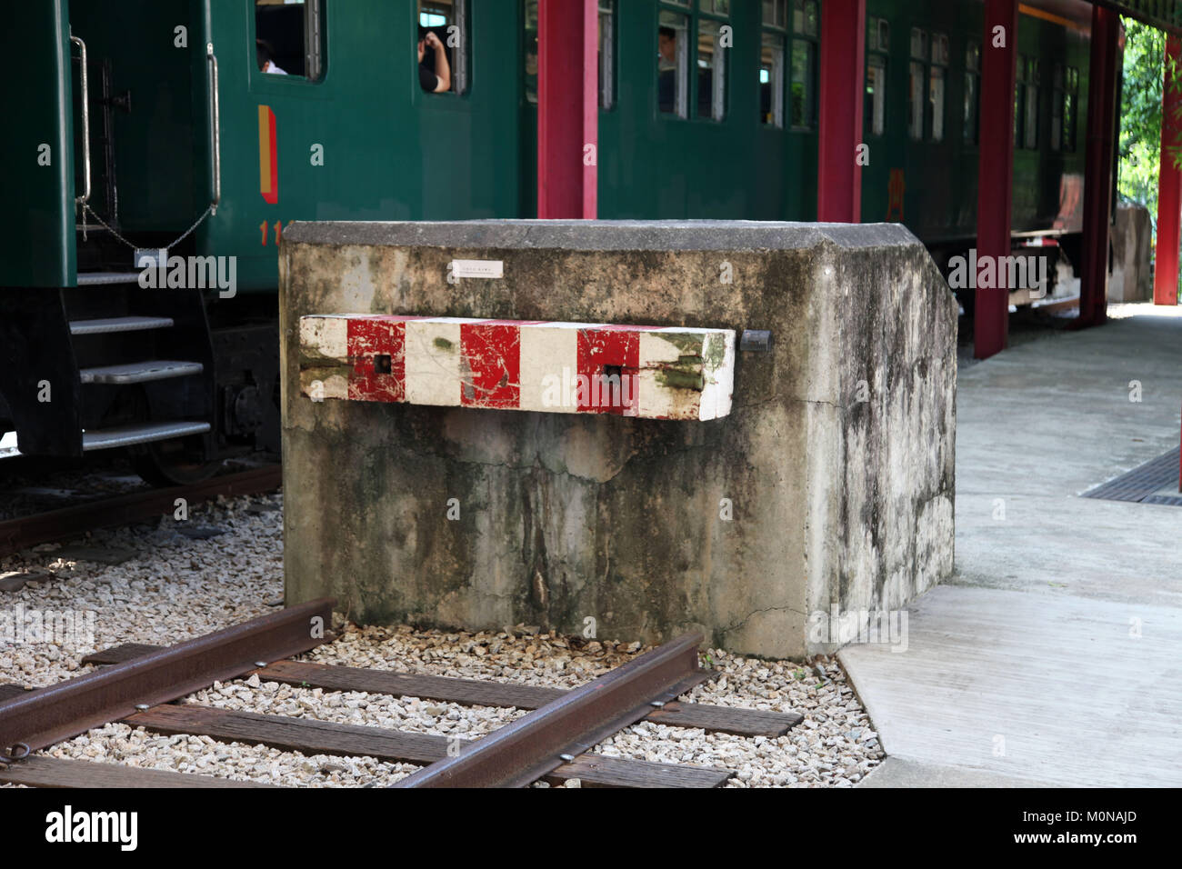 Si tratta di una foto di un fermo del treno, di un bussatore del treno o di un fermo del treno in una stazione ferroviaria sulla ferrovia al capolinea Foto Stock