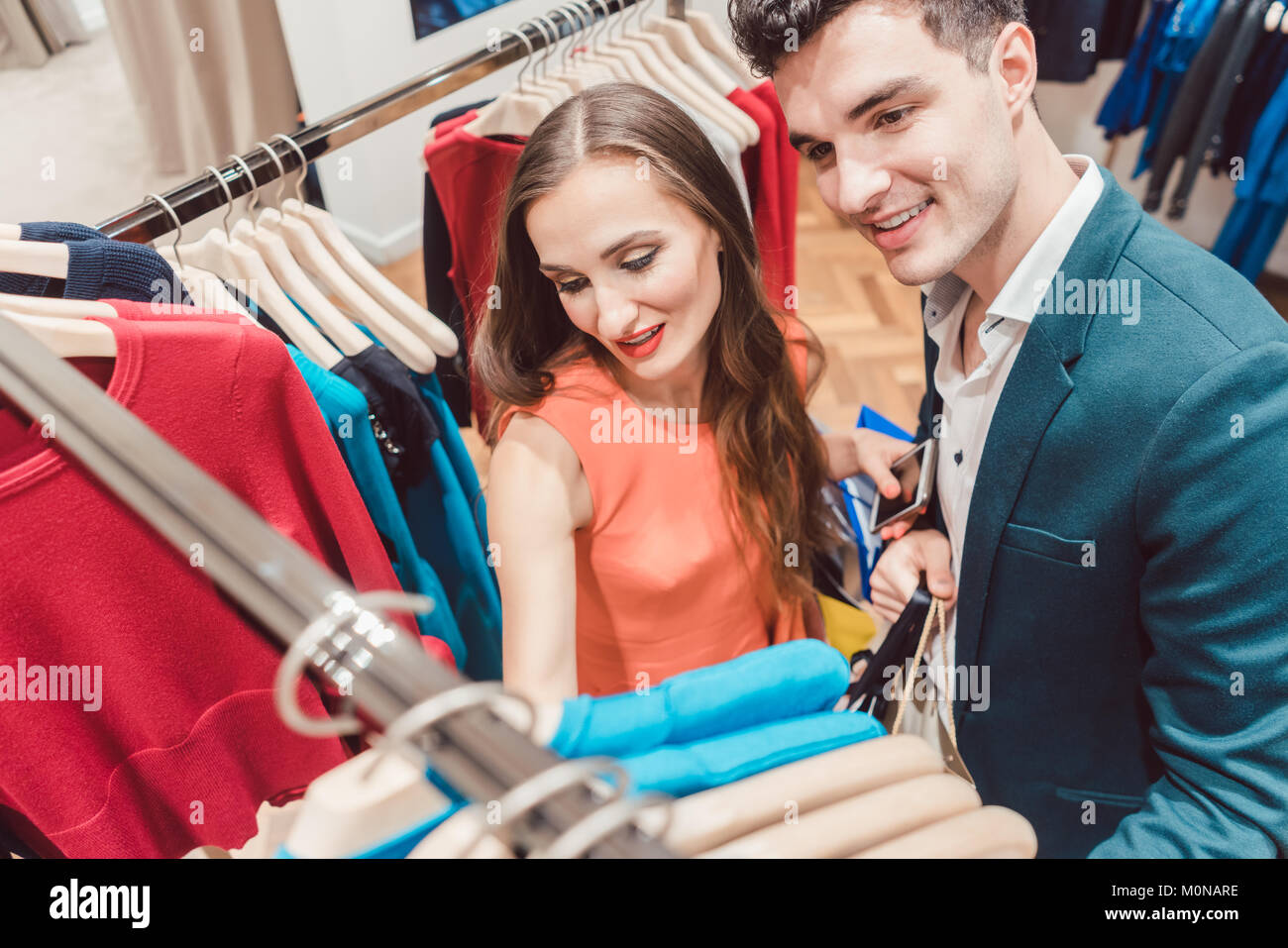 Donna e uomo moda per lo shopping in un negozio Foto Stock