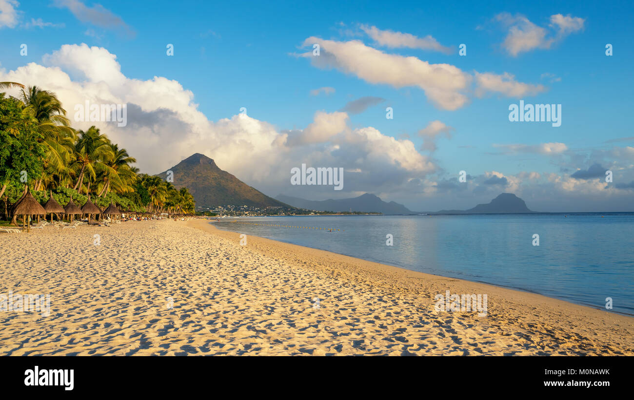 Flic e flac spiaggia nella giornata di sole,bella vista delle montagne, isola Maurizio. Foto Stock