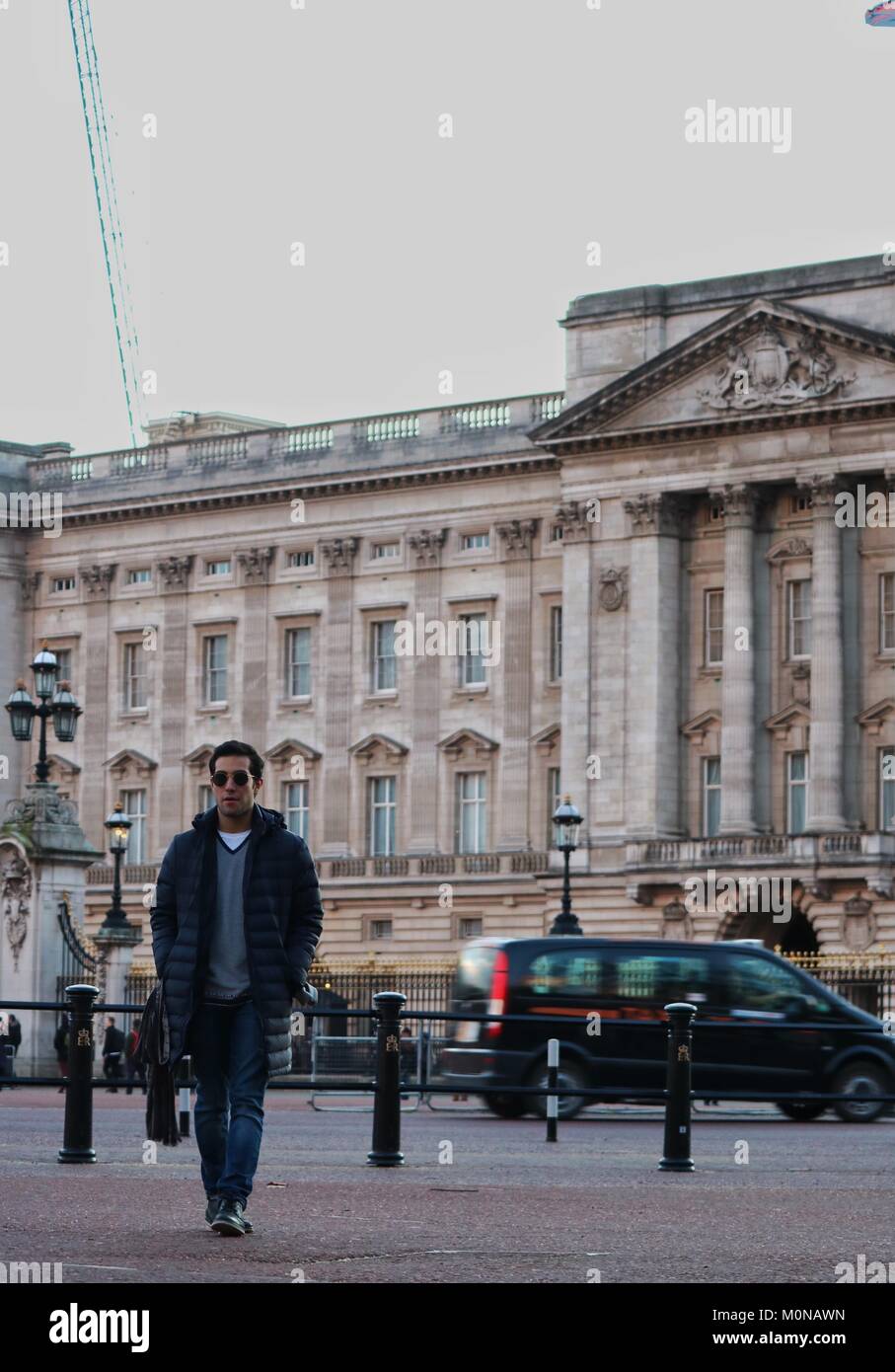 Candide di mio fratello a piedi nella parte anteriore del Buckingham Palace in Inghilterra Foto Stock