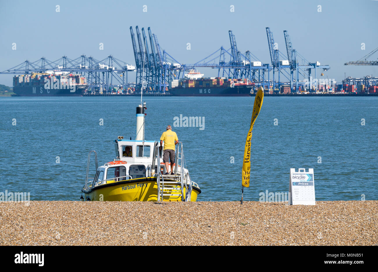 L'uomo imbarco nel porto di Harwich piedi/bicicletta traghetto pronto a discostarsi dal Landguard Point, Felixstowe, Suffolk, Inghilterra, Regno Unito Foto Stock