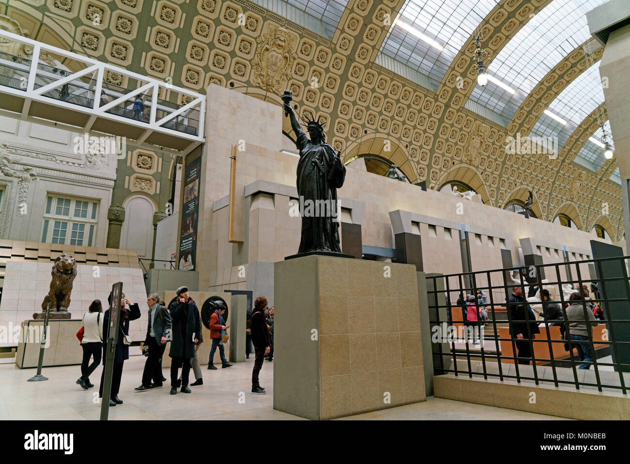 Una replica della statua della libertà si trova all'ingresso dell'area espositiva del Musee d'Orsay a Parigi. Foto Stock