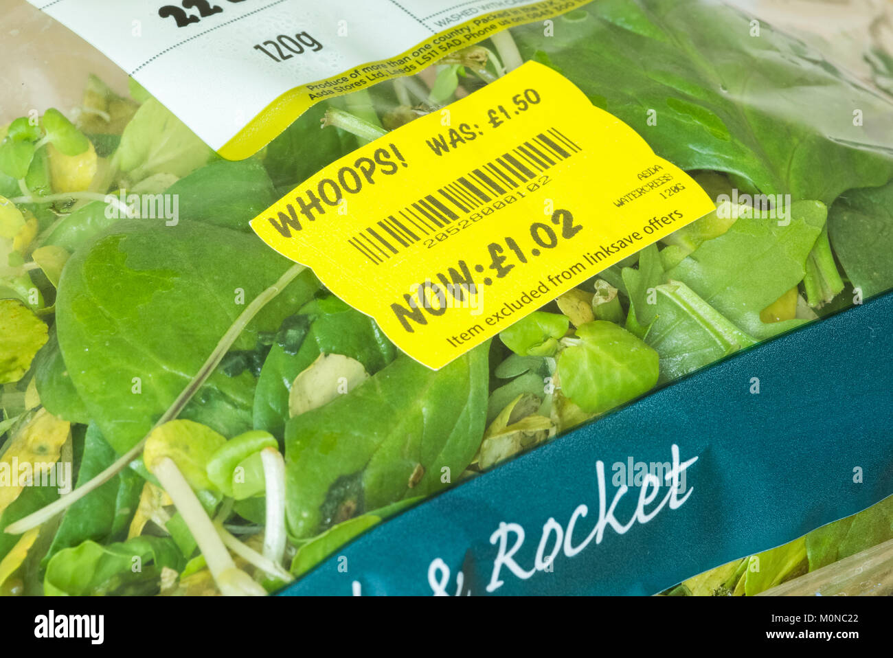 Prezzo ridotto adesivo sul lavato e pre pranzo crescione e rucola nel supermercato Asda. Regno Unito Foto Stock