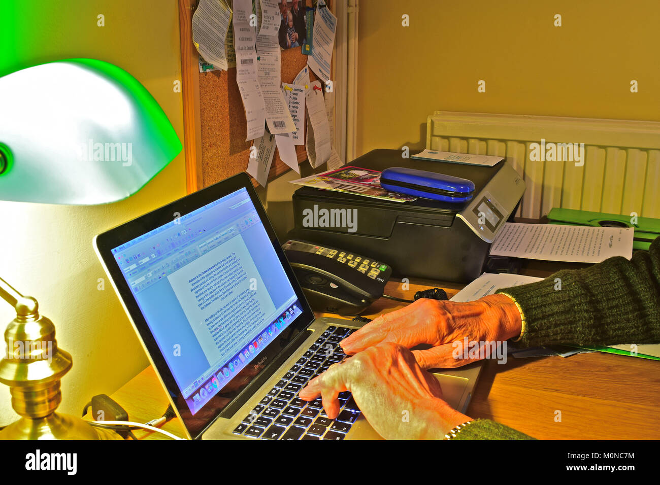 Lavora in un ufficio a casa con la tecnologia moderna utilizzando un Apple MacBookpro lap-top computer. Foto Stock