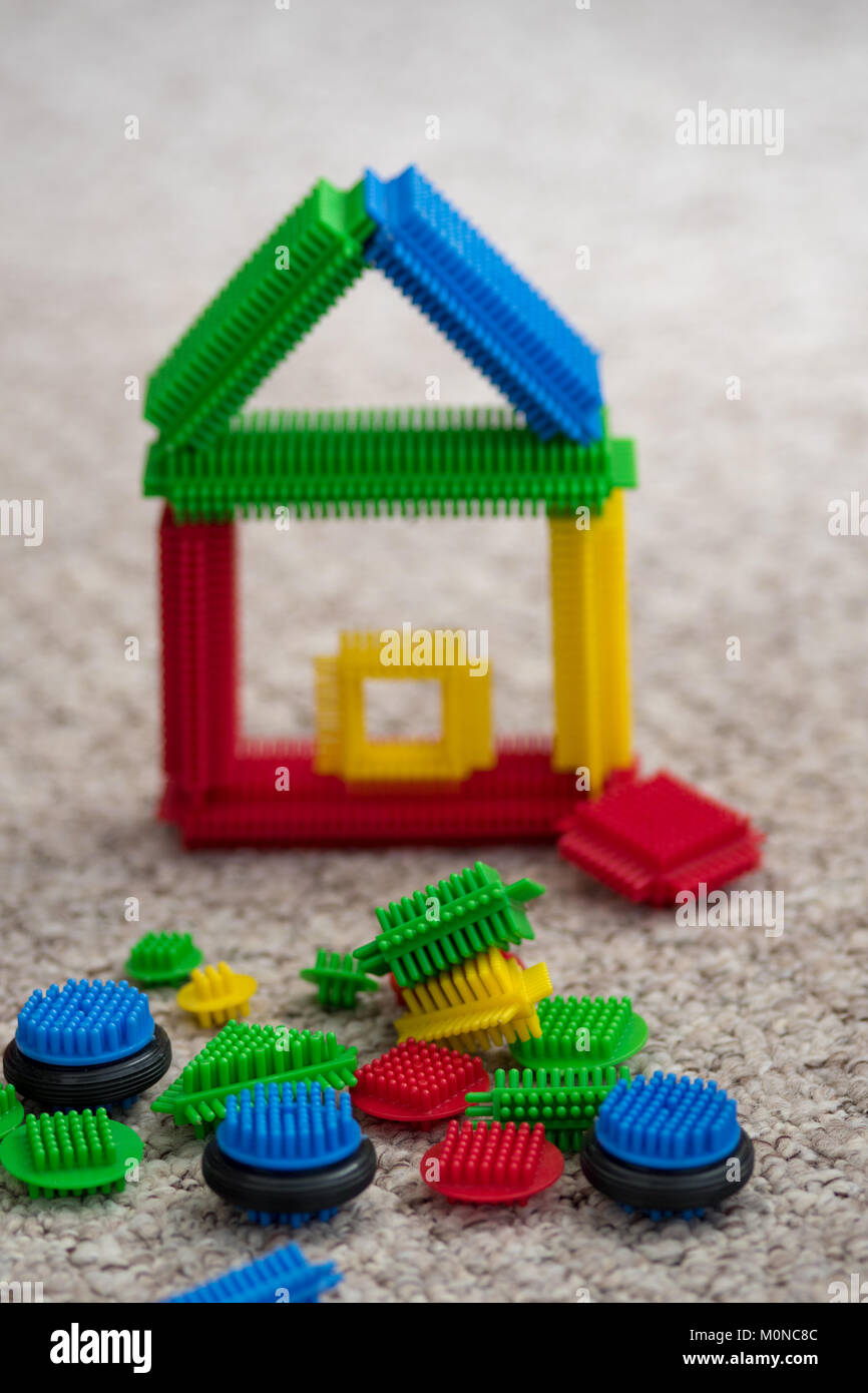 Stickle mattoni - ancora una vita di bambini di costruzione plastica giocattolo in luminosi colori primari. Foto Stock