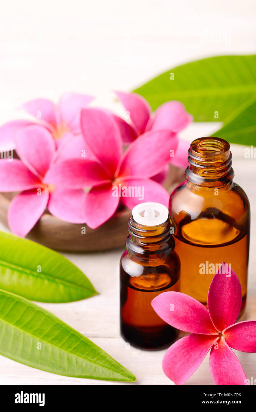 Fiori di plumeria Plumeria e olio essenziale profumo sul tavolo di legno Foto Stock