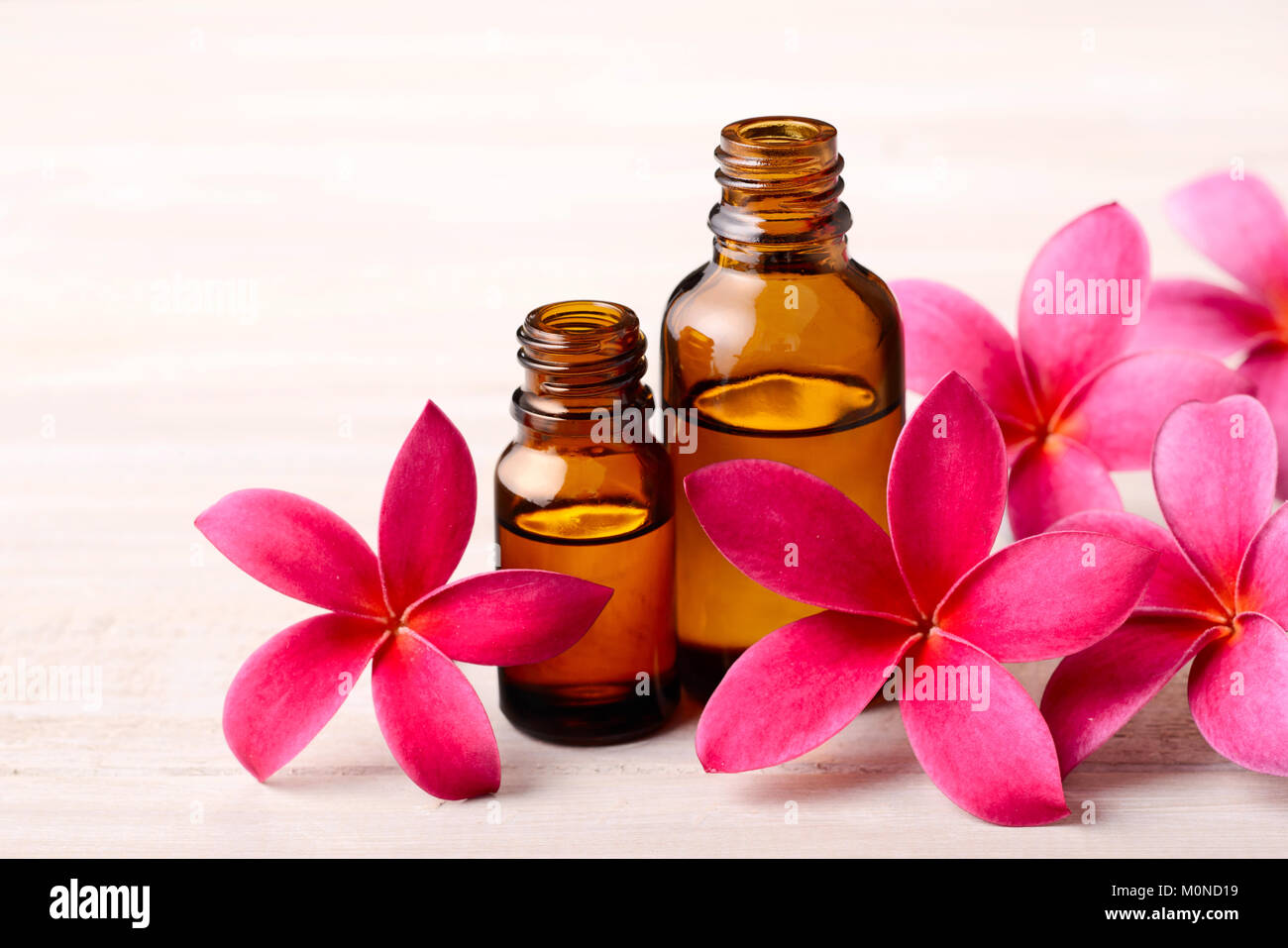 Fiori di plumeria Plumeria e olio essenziale profumo sul tavolo di legno Foto Stock