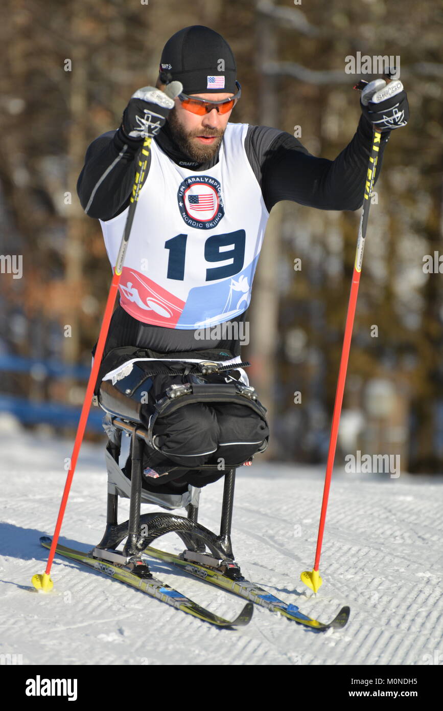 Il Paralympic cross country ski racer Aaron Pike a partire gara a 2016 U.S. Paralimpiadi Sit gare di sci, Craftsbury Outdoor Center, Craftsbury, VT, Stati Uniti d'America. Foto Stock