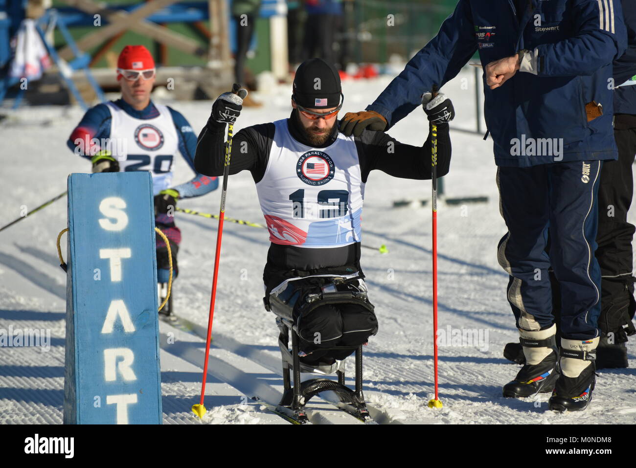 Il Paralympic cross country ski racer Aaron Pike a partire gara a 2016 U.S. Paralimpiadi Sit gare di sci, Craftsbury Outdoor Center, Craftsbury, VT, Stati Uniti d'America. Foto Stock