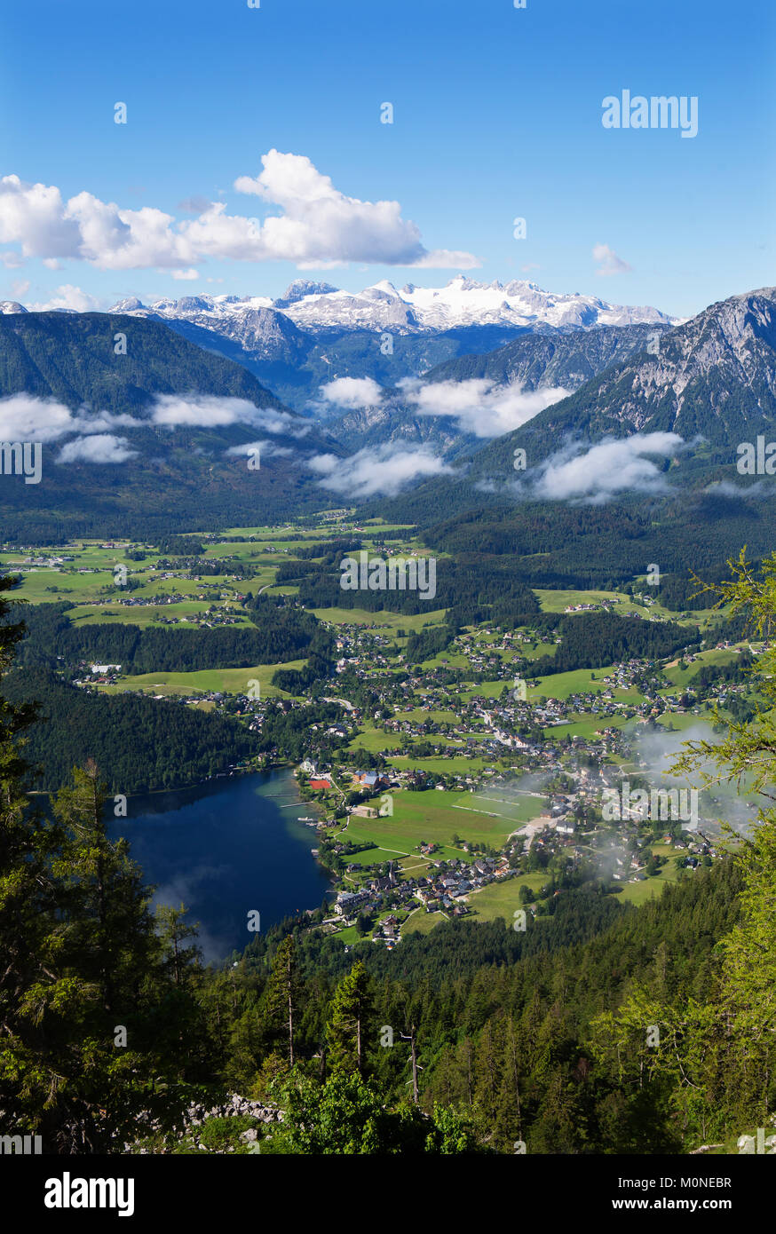 L'Austria, la Stiria, Salzkammergut Ausseerland, Altaussee, Lago Altausseer vedere e Dachstein Foto Stock