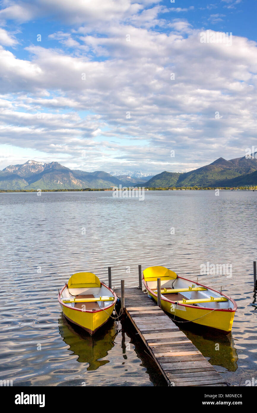 In Germania, in Baviera, Chiemsee, Prien am Chiemsee, giallo barche a remi boardwalk Foto Stock