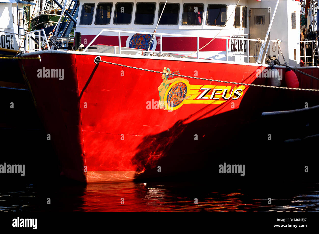 Un rosso brillante peschereccio al molo a New Bedford, Massachusetts, STATI UNITI D'AMERICA Foto Stock