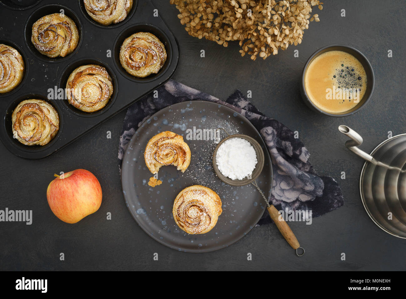 Selbstgebackene kleine Apfel-Tartes mit Rosenmuster, Flatlay Foto Stock