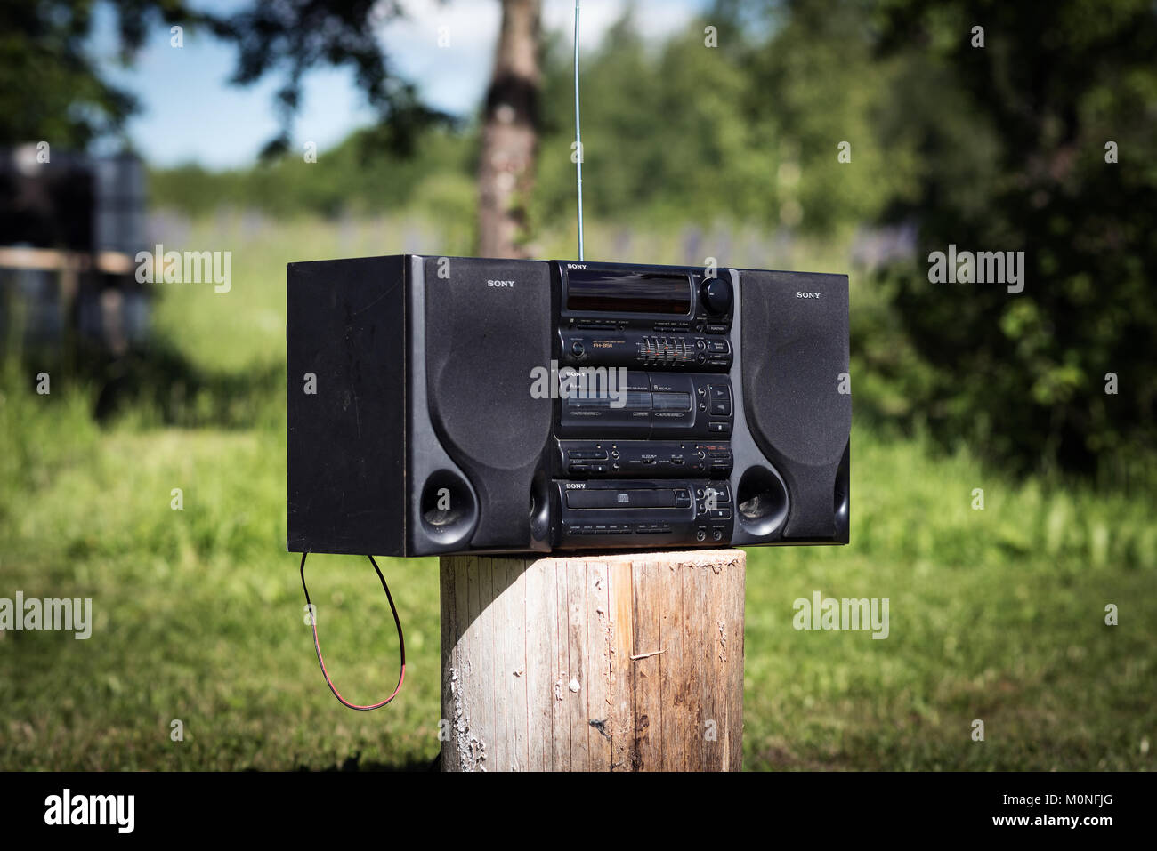 DAUGAVPILS, LATVIJA - Giugno 2017: vecchio stereo hi-fi sistema è stare su un ceppo di legno Foto Stock