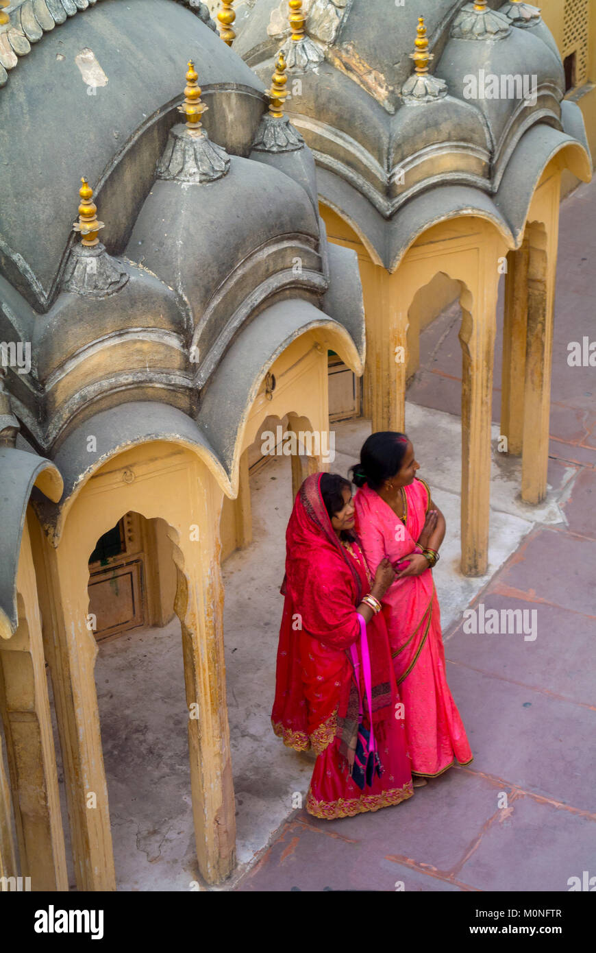 Jaipur, Rajasthan, India, 25th gennaio 2017: Jaipur, Rajasthan, India, 25th gennaio 2017: Donne indiane al palazzo dei venti Foto Stock