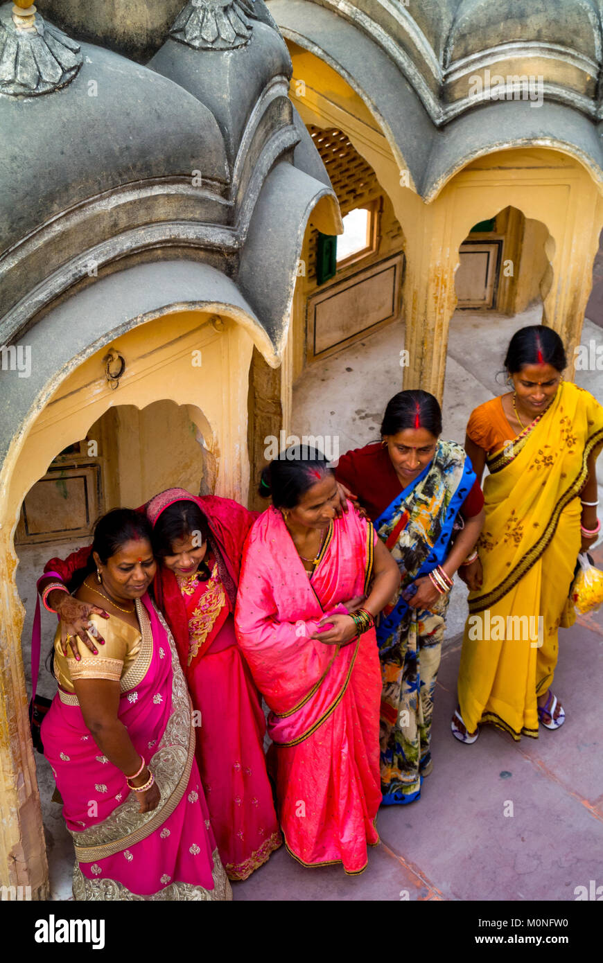 Jaipur, Rajasthan, India, 25th gennaio 2017: Jaipur, Rajasthan, India, 25th gennaio 2017: Donne indiane al palazzo dei venti Foto Stock