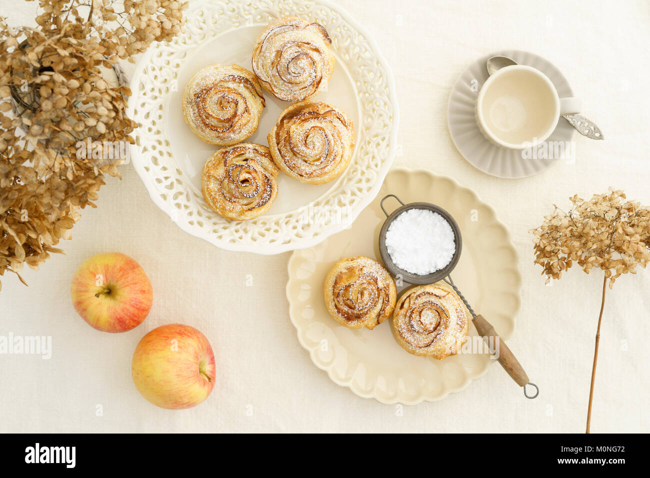 Selbstgebackene kleine Apfel-Tartes mit Rosenmuster, Flatlay Foto Stock