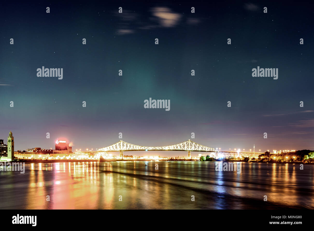 Aurora Boreale su Montreal e St Lawrence River Foto Stock